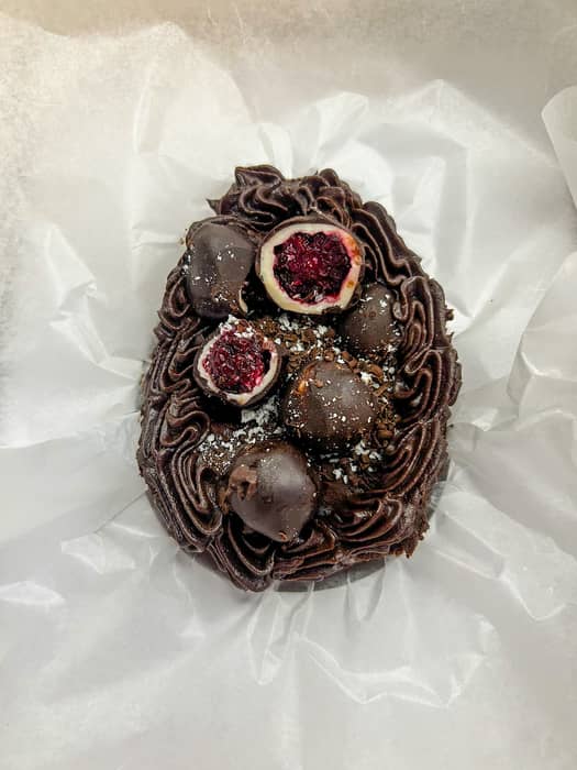 Pascuas en Sagis 🐣
Este año volvemos a traerles la mesa completa adaptando los clásicos a nuestro estilo.
- Huevos rellenos bien cargados
- Roscas artesanales con una masa que parece una nube
Vamos primero con los huevos:
Chocolate, dulce de leche, ganaches y frutas.
Este año tenemos:
-Huevotorta (si, chocotorta hecha huevo) - $ 12.000
-Key Lime Huevo - $ 15.000
-Huevo Franui - $ 15.000
Ideal para pasar todo el finde de pascuas.
Tomamos pedidos con anticipación.
Escribinos y reserva el tuyo. 💖